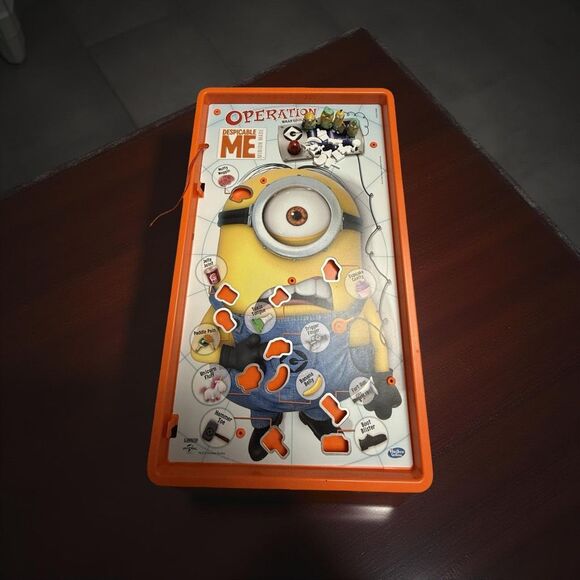 2013 Operation Game Despicable Me 3 Edition COMPLETE WORKS - Picture 1 of 9